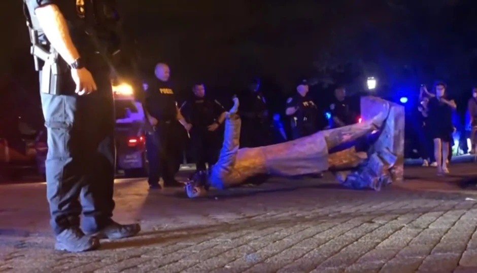 Oborena statua Džefersona Dejvisa u Virdžiniji