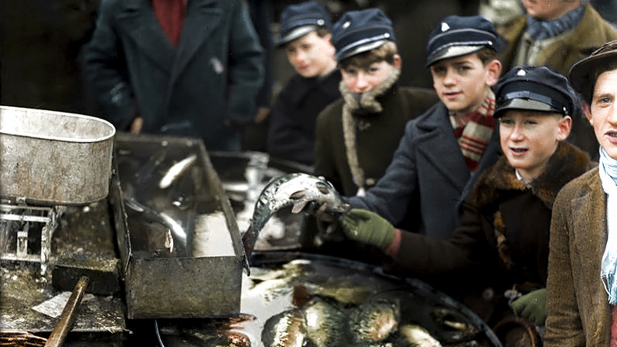 Boże Narodzenie w II RP. Kraków 1934. Chłopcy przy stoisku z rybami