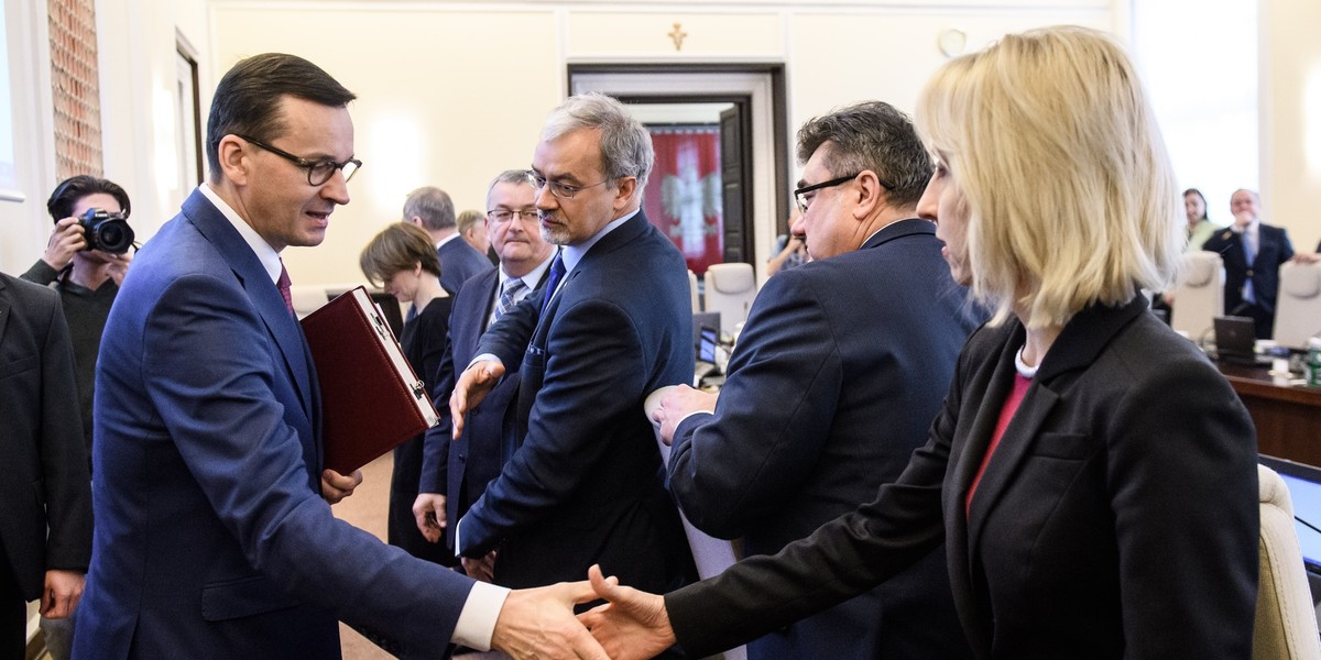 Premier Morawiecki powiedział, że ze względu na realizację zakładanych projektów socjalnych, a także pomimo uszczelnienia i oszczędności, dojdzie do emisji nowego długu