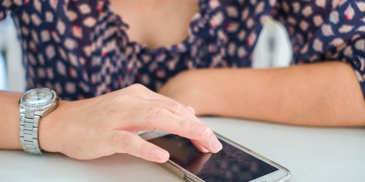 Alergia na telefon to nie mit! Lekarze apelują, by nie zapominać o jednej, ważnej czynności.