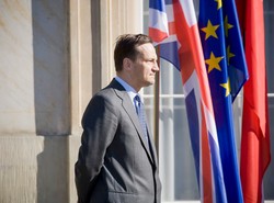 Sikorski otacza się grabami i sosną