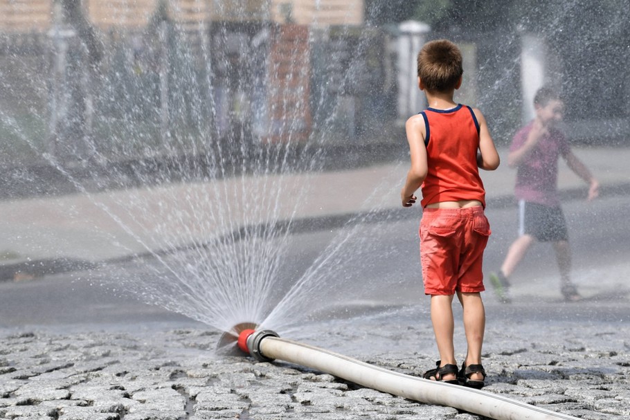 Prawo nie określa maksymalnej temperatury, w jakiej może być wykonywana praca. Inaczej jest w przypadku pracowników młodocianych