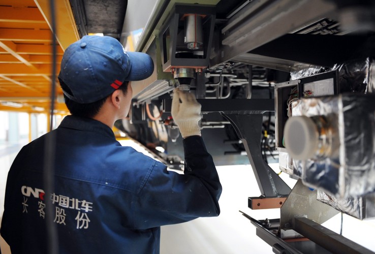 <b>Na zdjęciu: </b>Pracownik kontroluje pociąg typu CRH-380B w hali China CNR Corporation<br><br> fot. EPA / PETER Trebitsch DOSTAWCA: PAP / EPA.