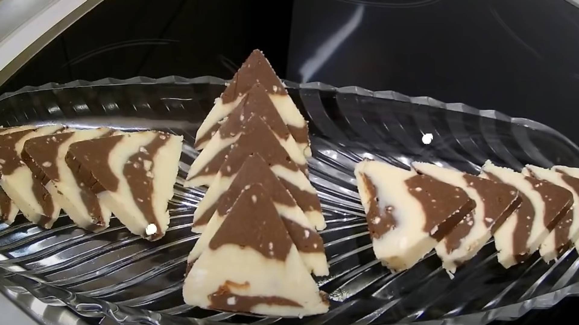 Kad ne možete da se odlučite koji slatkiš šta više volite, napravite njihovu kombinaciju - recept za domaći kinder toblerone