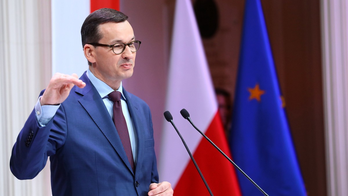 Uważam, że wszelkie takie dywagacje są bardzo szkodliwe - powiedział premier Mateusz Morawiecki, odnosząc się do słów Lecha Wałęsy wypowiedzianych w rozmowie ze szwedzką gazetą "Aftonbladet". Były prezydent mówił o opcji likwidacji UE i budowy nowej wspólnoty.