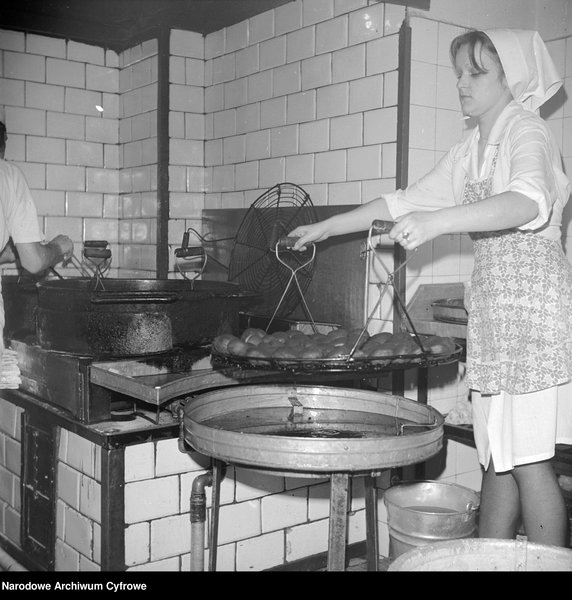 Pracownicy przygotowujący pączki w cukierni Blikle w Warszawie - 1978 r. - Narodowe Archiwum Cyfrowe