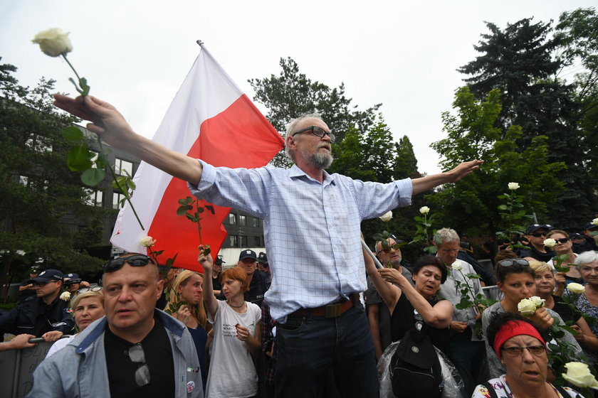 Tajniacy wyśledzili, kto kupił wiaderko