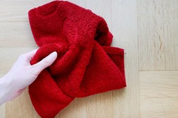 Włóż do domowej apteczki czerwony ręcznik. Genialny trik pielęgniarki, który warto znać