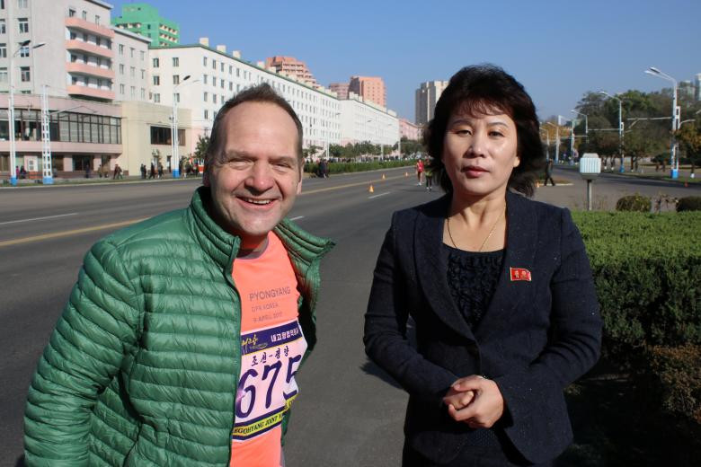 Podczas maratonu w Pjongjangu Nicholas Bonner spotkał najsłynniejszą północnokoreańską lekkoatletkę, Jong Song-oka, która zdobyła mistrzostwo świata w 1999 r. (fot. Koryo Tours)