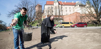 Pod Wawelem zakwitnie papieska łąka