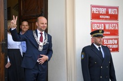 Konrad Fijołek zaprzysiężony. Zaraz potem wyszedł do mieszkańców