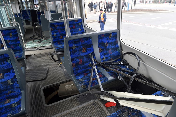 Wnętrze uszkodzonego tramwaju na miejscu wypadku na Rondzie Grunwaldzkim w Krakowie