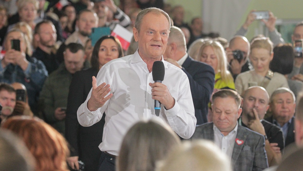 Adam Glapiński na celowniku rządu? Donald Tusk mówi o "konsekwencjach prawnych"