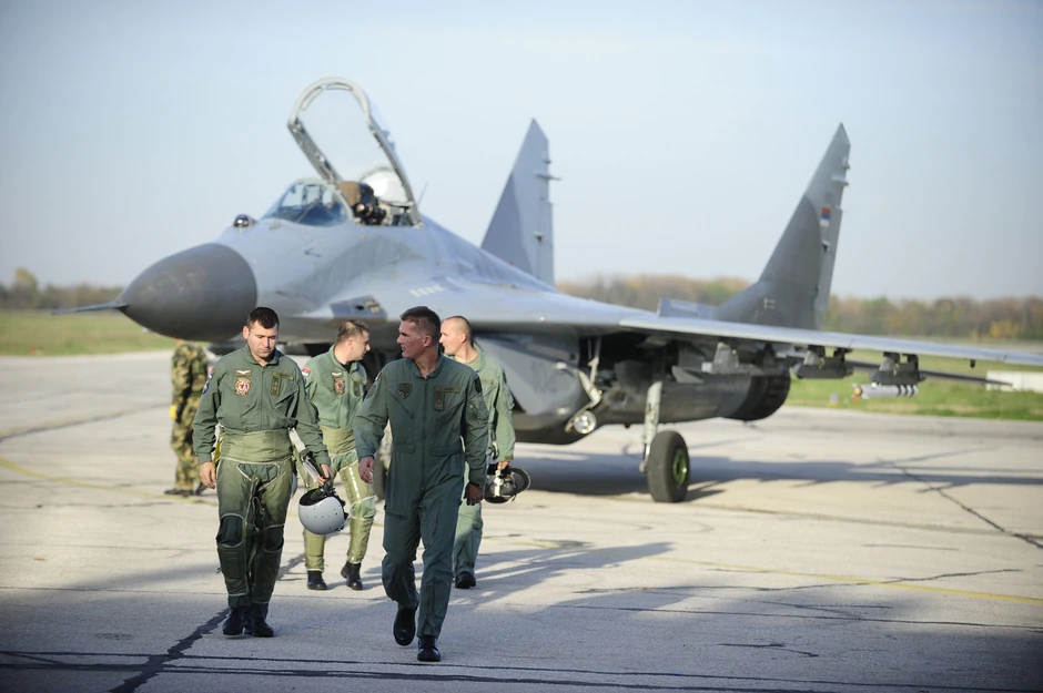 General Bandić pored MiG-a 29 na aerodromu u Batajnici