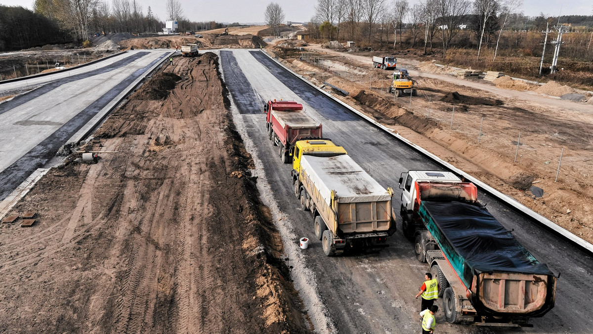 Samochody nowym odcinkiem autostrady pojadą być może już na przełomie sierpnia i września, ale będą tam też mogły lądować wojskowe samoloty. W okolicach Starej Jastrząbki powstaje Drogowy Odcinek Lotniskowy. Wojsko przekonuje, że jego lokalizacja na wschodzie kraju ... to przypadek i lądowisko może zostać nigdy nie wykorzystane. Nawet przez mające kłopoty cywilne samoloty.