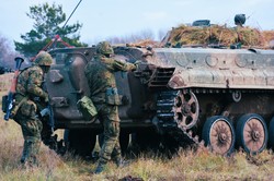 Ćwiczenia rezerwy. Dobrze widzicie — to radzieckie karabinki i stalowe hełmy