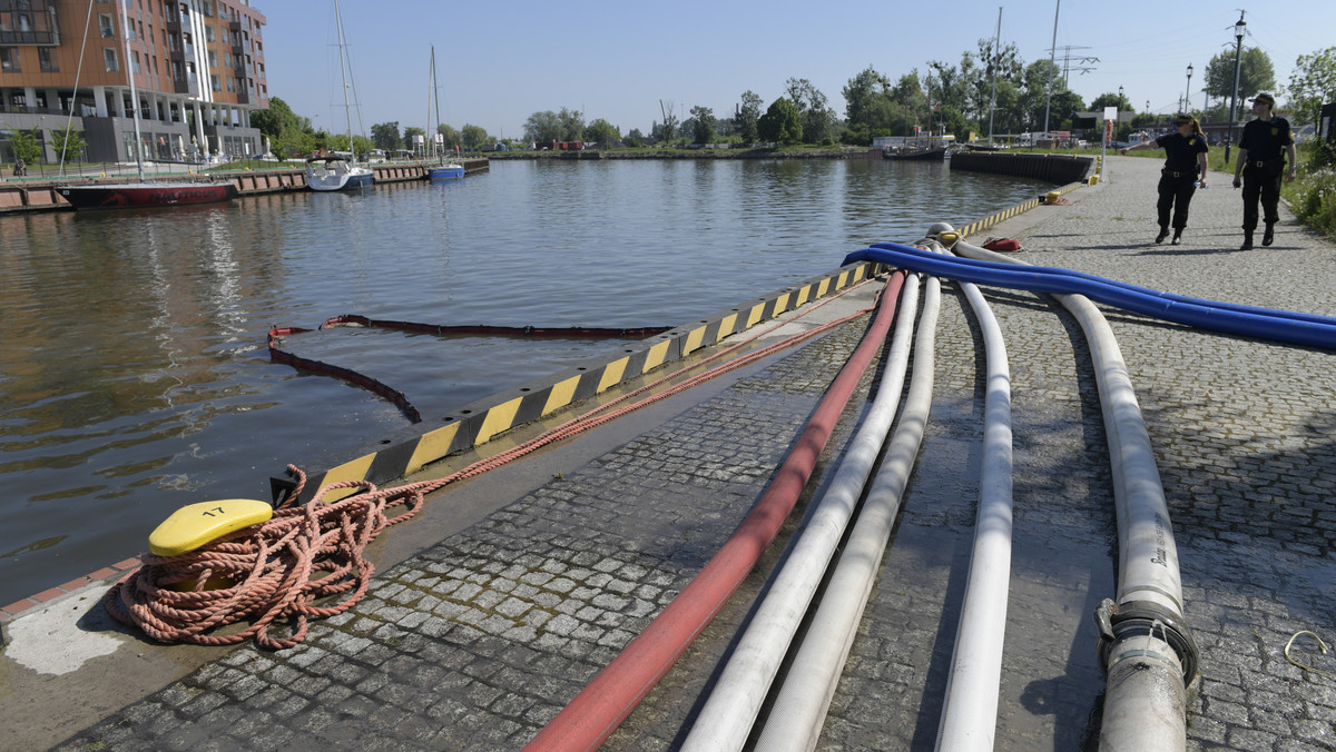 Trwają prace serwisowe przy czterech silnikach z Przepompowni Ścieków Ołowianka – poinformowała Magdalena Rusakiewicz, rzecznik prasowa spółki Saur Neptun Gdańsk. Służby nadal apelują, by do odwołania maksymalnie ograniczyć zużycie wody na dolnym tarasie Gdańska.