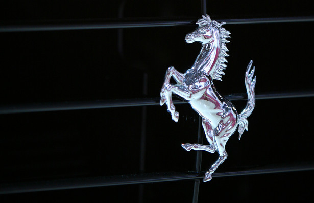 Znak Ferrari. Fot. Chris Ratcliffe/Bloomberg