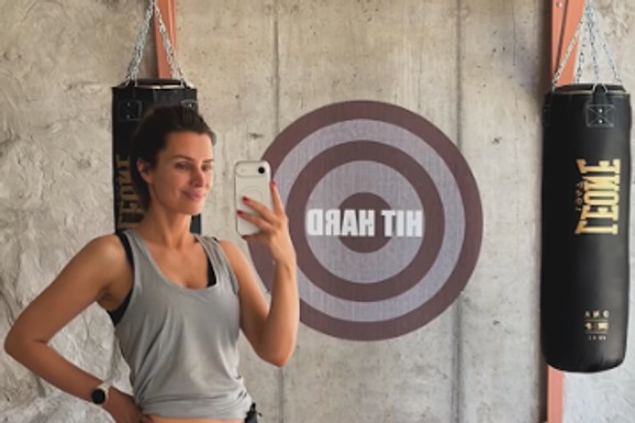 Voditeljka "Dnevnika" na treningu bez šminke i sa vezanom kosom: Komplimenti za izgled samo stižu, a kažu da ima i najbolje noge (FOTO)