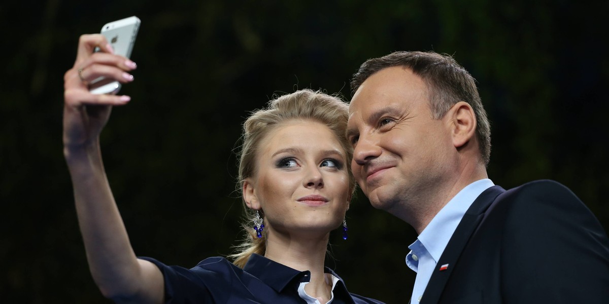 Kinga Duda w znanym standardzie muzyki rozrywkowej. Porównaj jej wykonanie z oryginałem.