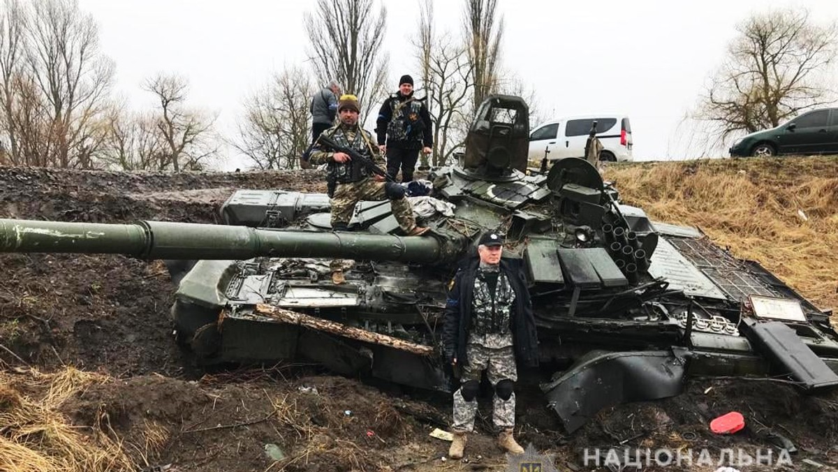 Wojna w Ukrainie. Ukraińska policja znalazła porzucony przez Rosjan czołg i inne pojazdy. "Zasilą flotę Sił Zbrojnych Ukrainy"