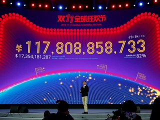 Szef Alibaby Jack Ma, w tle wynik sprzedaży w tegorocznym Dniu Singla / fot. Reuters