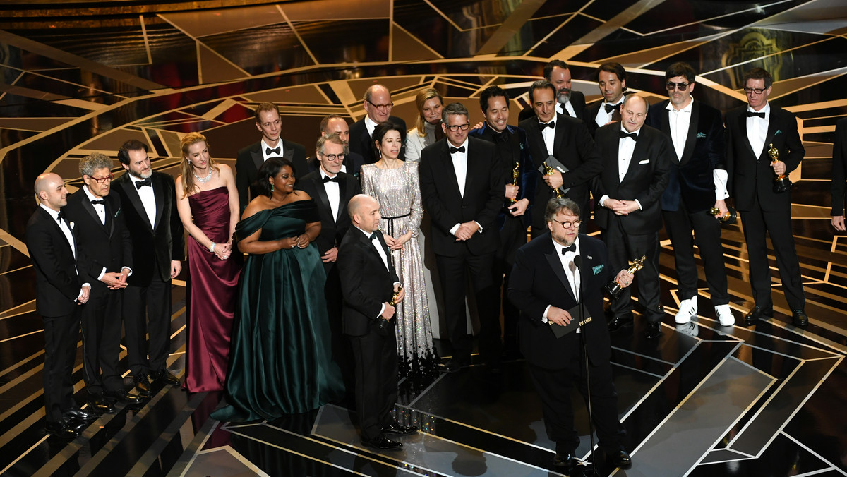 Oscary 2018: oto wyniki! Znamy już laureatów nagród Amerykańskiej Akademii Filmowej. Najważniejszą statuetkę - Oscara 2018 za najlepszy film - otrzymał "Kształt wody" Guillermo del Toro, nagrodzonego również za reżyserię. Statuetki w kategoriach aktorskich powędrowały do Frances McDormand ("Trzy billboardy za Ebbing, Missouri") i Gary'ego Oldmana ("Czas mroku"). Poniżej prezentujemy pełną listę zwycięzców Oscarów 2018. Galę poprowadził Jimmy Kimmel.
