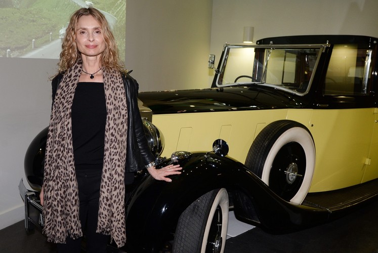 Maryam A'Abo i Rolls Royce Phantom III na wystawie 'Bond in Motion' w Londynie