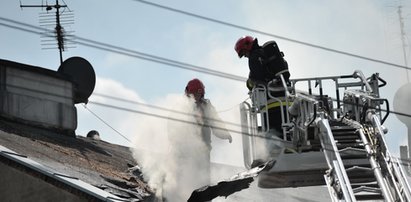 Potworna śmierć w Ursusie. Ogień w komunalnym domu! FOTO