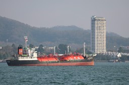 co z kontrolą nad cieśniną ormuz? pojawiają się sprzeczne informacje