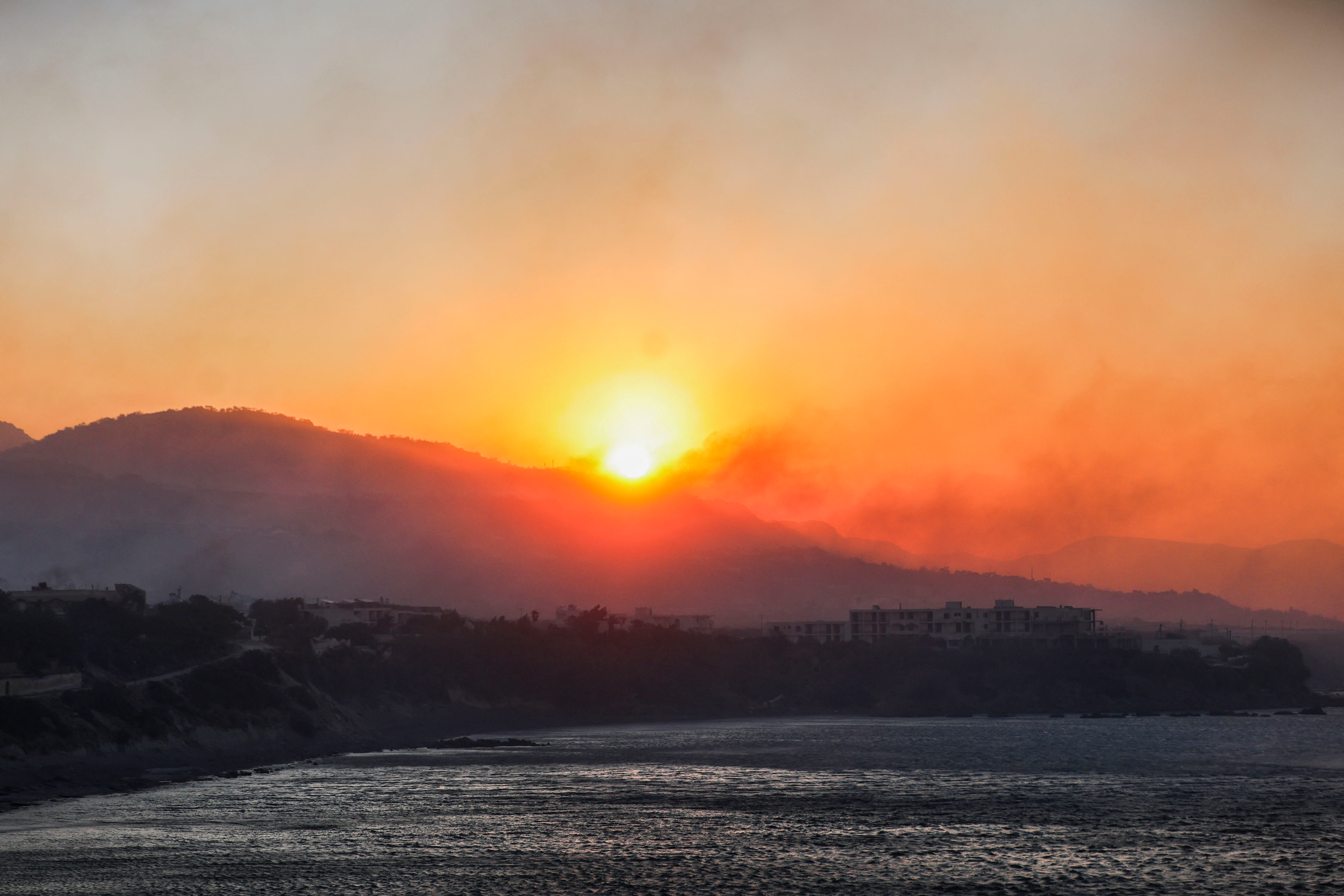 Creta: incendio devasta isola, evacuate 5000 persone
