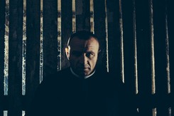 'Sąsiady': Światło tkwi w szczelinie. Świetny powrót buntownika kina