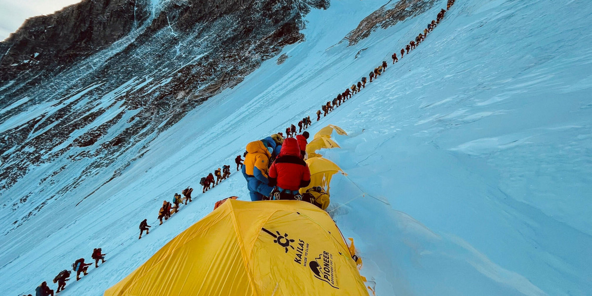 Mount Everest. Alpiniści stoją w kolejce podczas wspinaczki na szczyt, 31 maja 2021 r. 