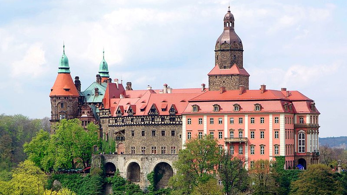 Historyczne ogrody Zamku Książ w Wałbrzychu znajdą się pod opieką naukowców z Uniwersytetu Przyrodniczego we Wrocławiu, którzy opracują koncepcję ich rewaloryzacji. Przedstawiciele obu instytucji podpisali w tej sprawie porozumienie określające zasady współpracy.