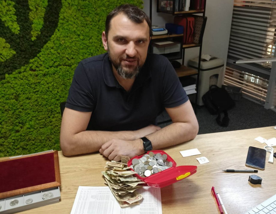 Damian Marciniak sprawnie przejrzał stertę banknotów i monet (fot. Business Insider/HNM)