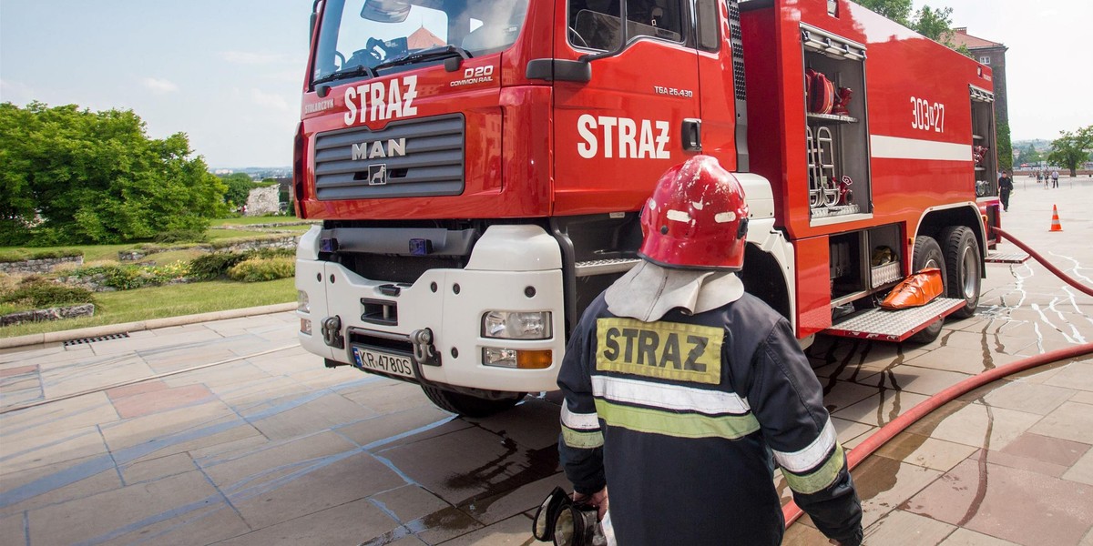 Płonie hala magazynowa w Bramkach. Zdjęcie ilustracyjne.