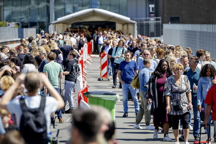 Lotniska się zakorkowały. W Amsterdamie kolejki przed terminalem