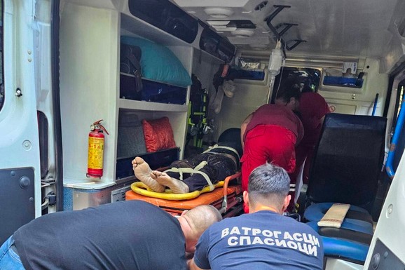 VELIKA AKCIJA SPASAVANJA U VRANJU Vozač izgubio kontrolu, traktor ga priklještio, vatrogasci spasioci pojurili na mesto drame