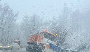 Kamion za čišćenje snega skliznuo s puta