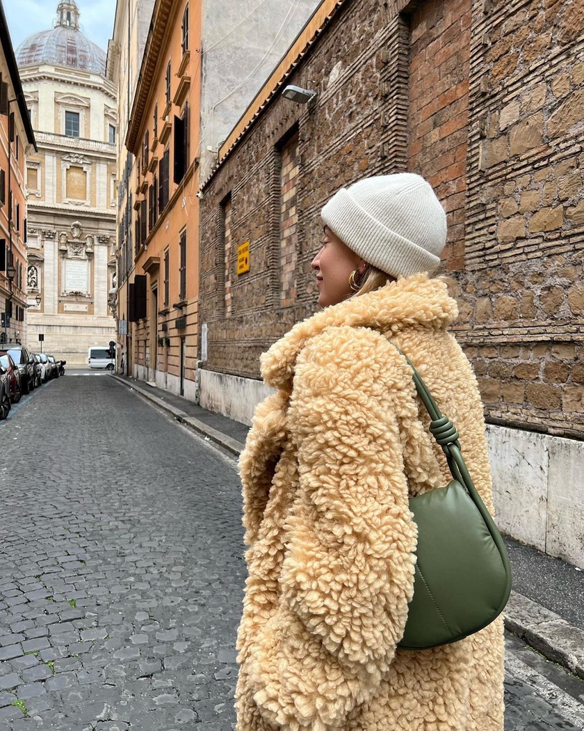 L’influenceuse Sonia Lyson apprécie le confort: son manteau teddy en peluche n’est pas seulement cool, il procure également immédiatement une véritable sensation de douceur. 