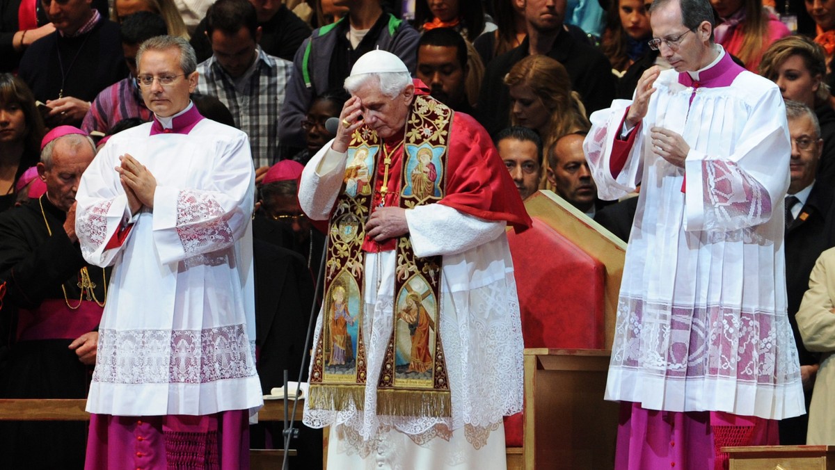 "Wizyta Benedykta XVI w Zjednoczonym Królestwie okazuje się naprawdę bezprecedensowa" - ocenił watykański dziennik "L'Osservatore Romano". Gazeta z uznaniem odnotowała, że brytyjskie media dostrzegły historyczny charakter papieskiej podróży.