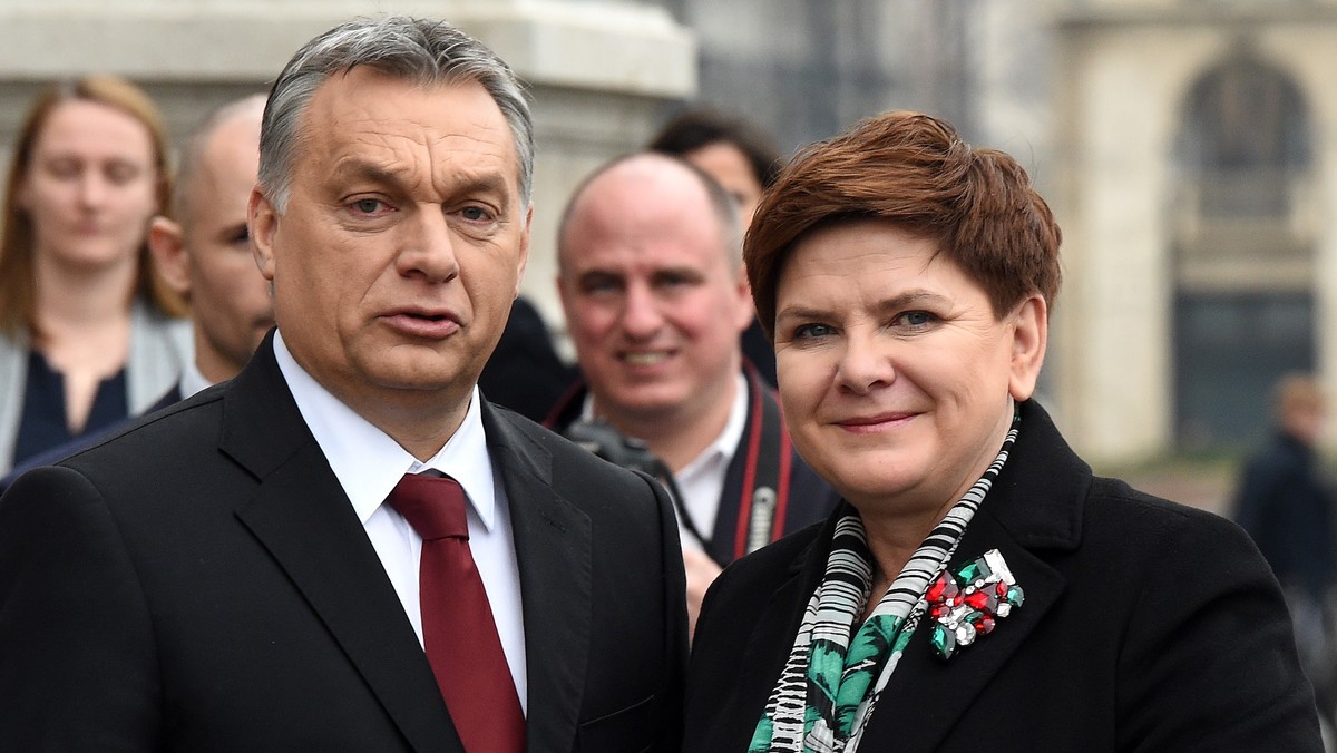 Beata Szydło przyleciała dziś z wizytą do Budapesztu. Szefowa polskiego rządu spotkała się z premierem Węgier Viktorem Orbanem. - Po raz kolejny widzimy, że Europa od strony południowej jest bezbronna. Będziemy rozmawiać na temat stworzenia nowego systemu obrony - powiedział po spotkaniu Orban. -Porozumieliśmy się, że połączymy szybkimi trasami nasze wschodnie tereny ekonomiczne - dodał. Szydło zadeklarowała z kolei, że Polska zawsze będzie wspierała Węgry w "ważnych politycznych tematach.