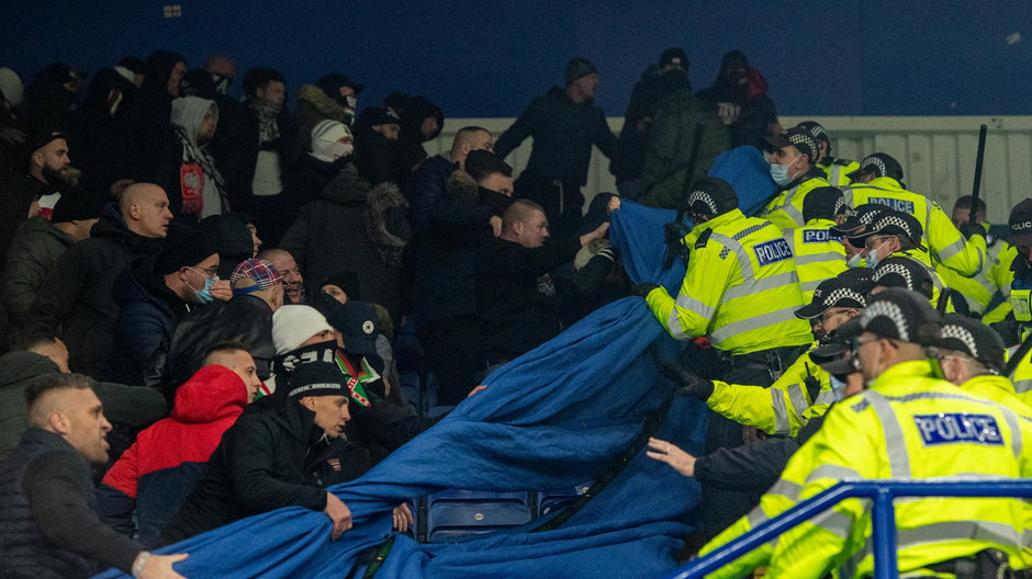 Atak pseudokibiców Legii Warszawa na policję podczas meczu Ligi Europy z Leicester City