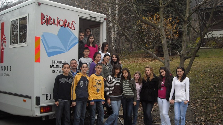 Đaci oduševljeno dočekali biblioteku na točkovima