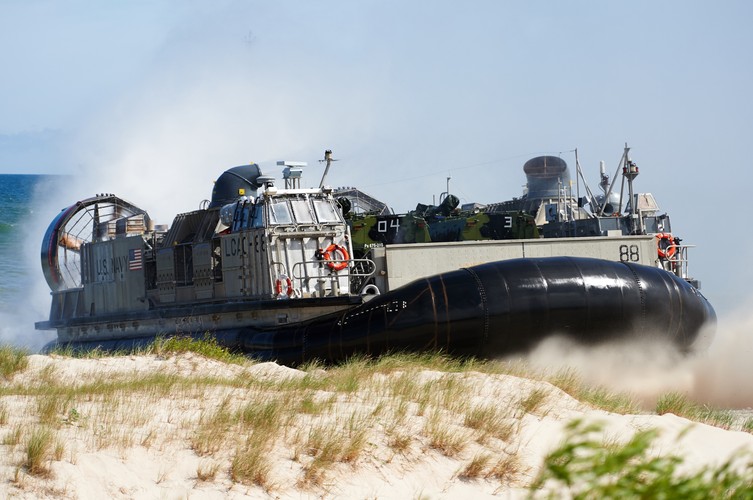 Poduszkowiec amerykańskich sił zbrojnych dopływa do brzegu podczas fazy lądowej międzynarodowych ćwiczeń Baltops 2015 <br><br>fot.  (aw/cat) PAP/Adam Warżawa