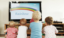 Dziecko mruga przed telewizorem - czego to objaw? Czy oglądanie telewizji psuje wzrok?