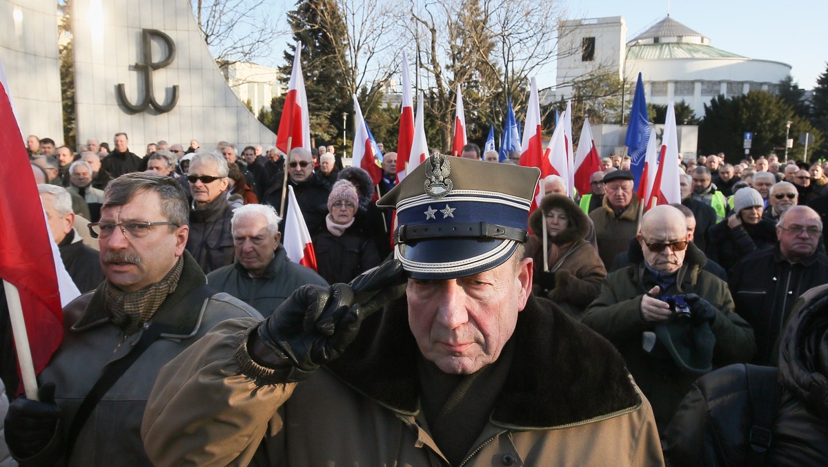 Decyzją ministerstwa wpływowym policjantom uchylono obniżenie emerytur na mocy ustawy dezubekizacyjnej - informuje "Rzeczpospolita". Sprawa może dotyczyć 39 byłych funkcjonariuszy.