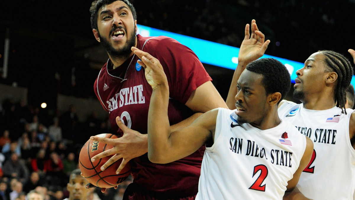 Sim Bhullar może być pierwszym koszykarzem pochodzenia indyjskiego, który zagra w lidze NBA. W czwartek podpisał dziesięciodniowy kontrakt z Sacramento Kings.