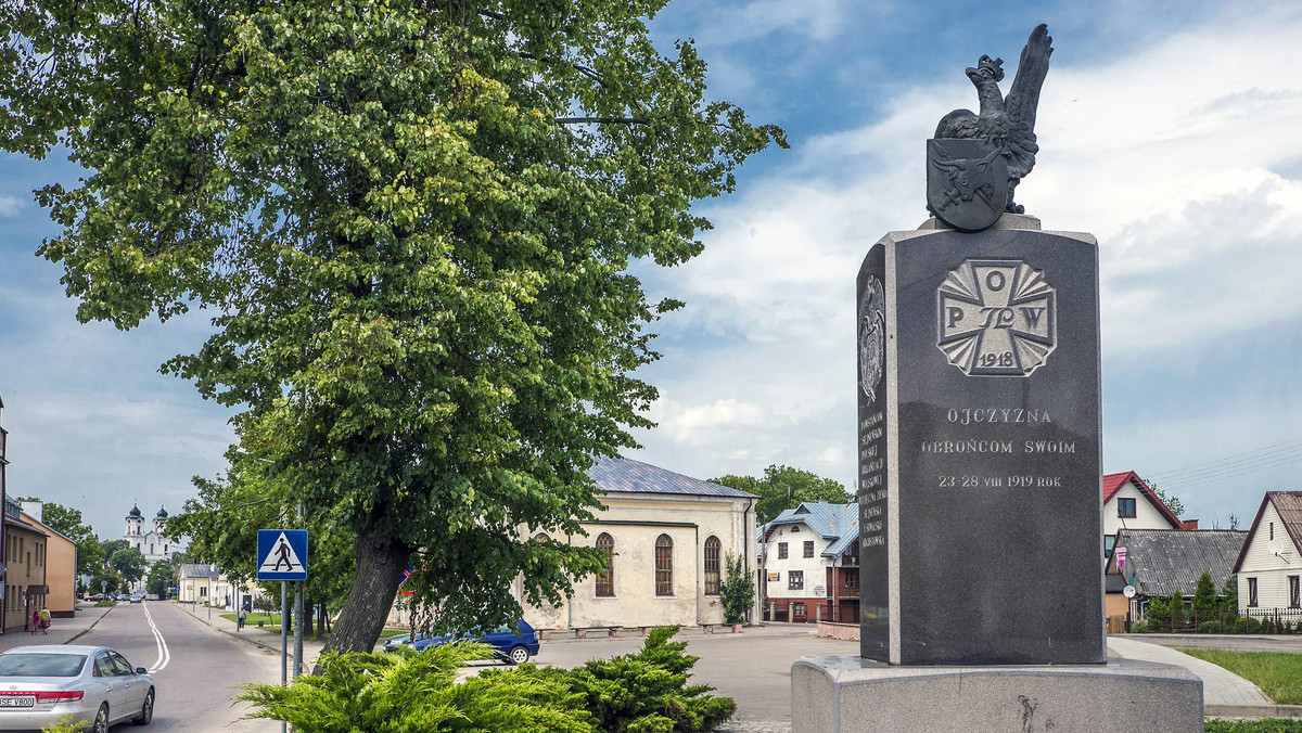 Przed pomnikiem Powstania Sejneńskiego i Czynu Niepodległościowego Ziemi Sejneńskiej mieszkańcy Sejn i samorządowcy obchodzili w niedzielę setną rocznicę zwycięskiego dla Polaków powstania.