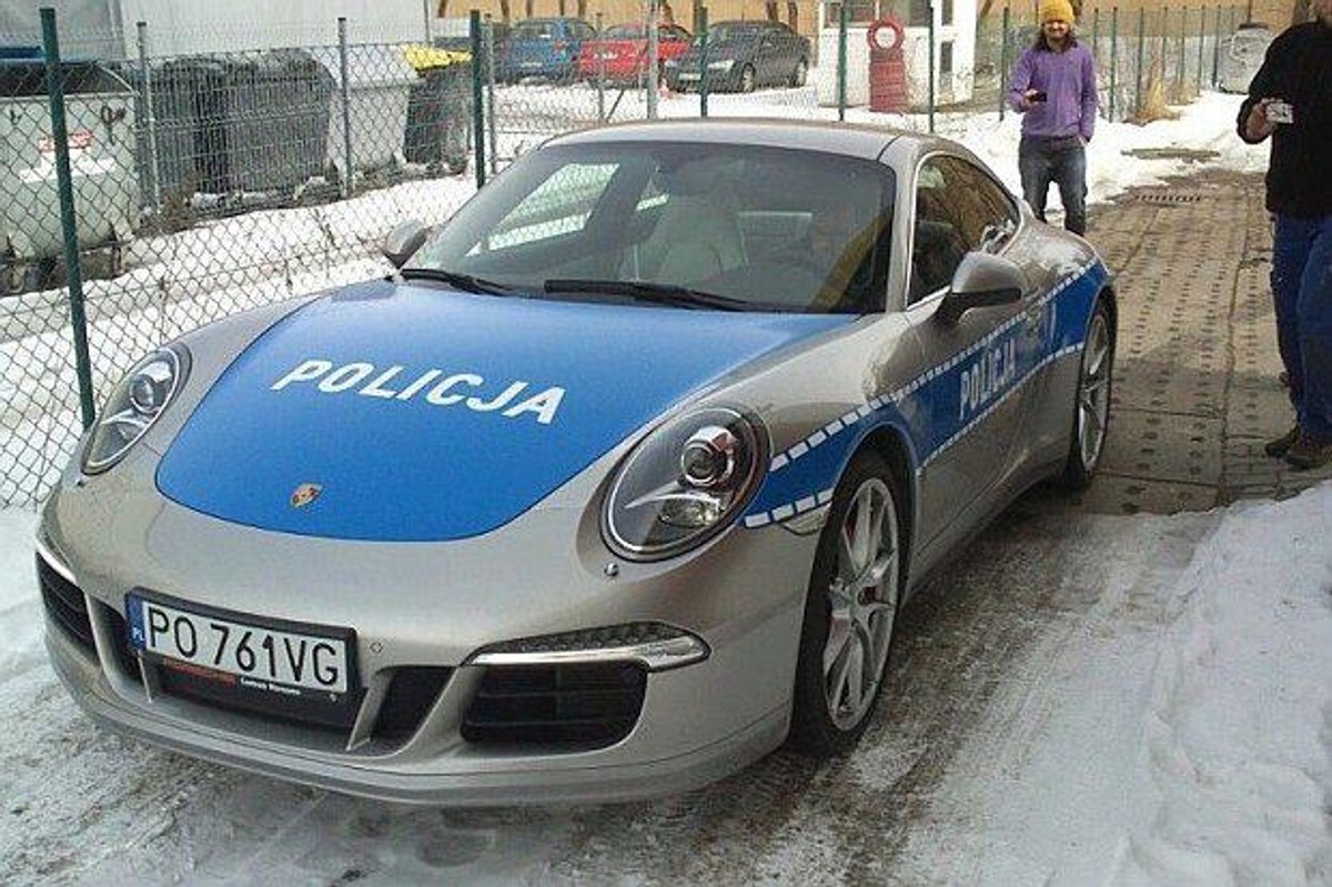Policja w Poznaniu jeździ Porsche? W sieci zawrzało